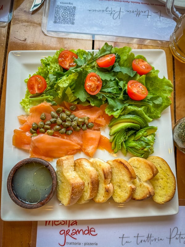 Carpaccio salmon ahumado: an appetizer