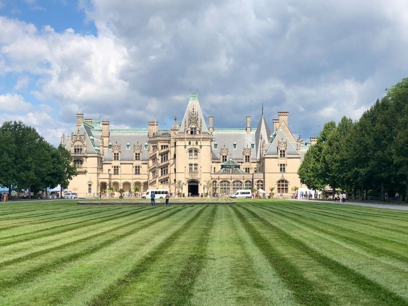 Discover these 12 prime neighborhoods to consider for your stay in Asheville.