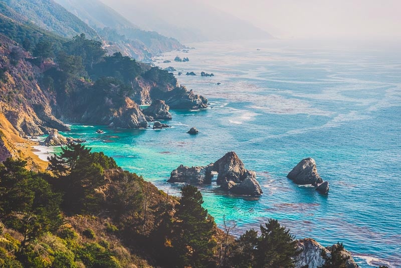 Big Sur Coast, California: Majestic cliffs meet the sparkling Pacific Ocean, creating a breathtaking coastal landscape