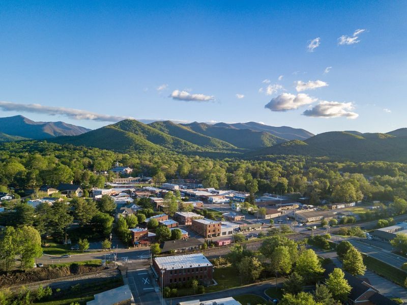 Black Mountain invites with its artistic atmosphere and stunning mountain vistas.