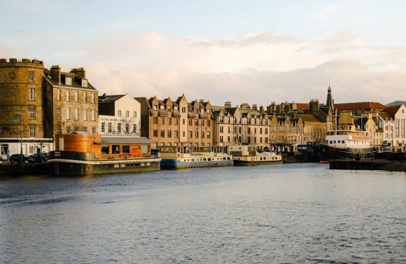 Edinburgh invites you to explore its ancient peaks and vibrant cultural scene against a backdrop of stunning landscapes.