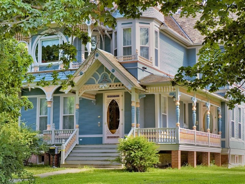 As you walk the streets, charming bungalows, Victorian houses, and craftsman-style homes narrate stories of the past.