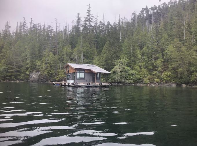 Floating house boat rental in Canada