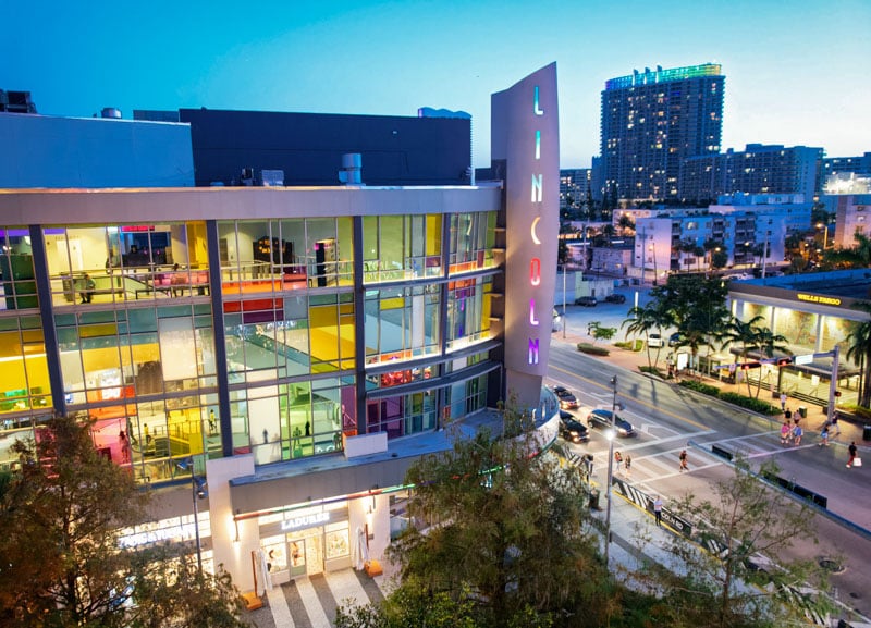 Lincoln Road Mall: South Beach's fashion mecca with iconic stores and the latest trends.