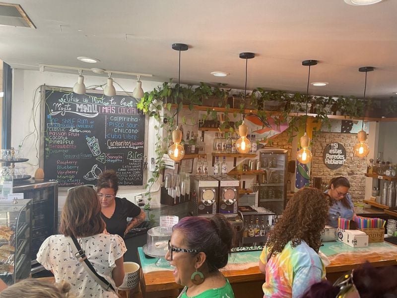 Passionate tour guides in Savannah bring the city's food culture to life, infusing each tasting with history and culinary traditions.