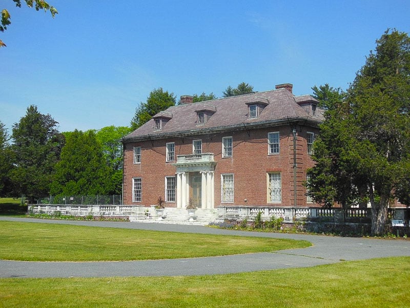 This community combines academic excellence with unspoiled beauty. 