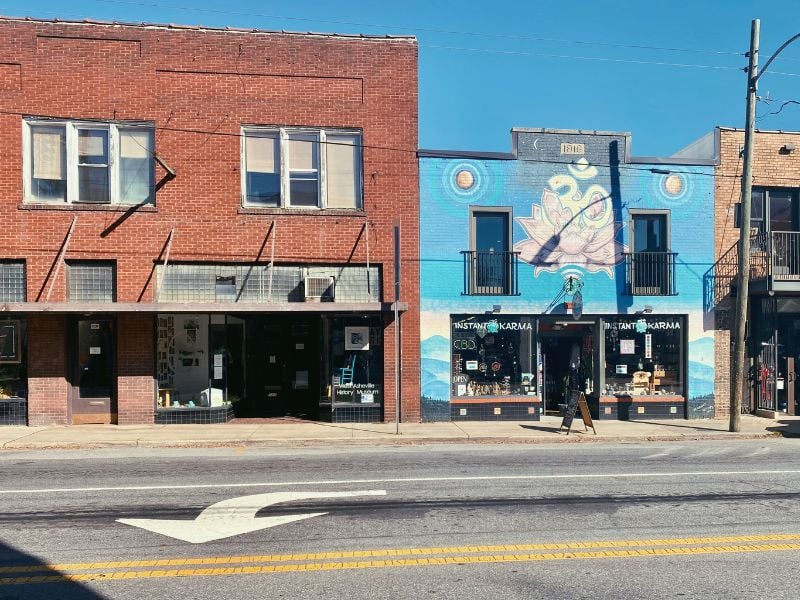 West Asheville features diverse boutiques, artisanal cafes, and lively murals, narrating the city's contemporary resurgence.