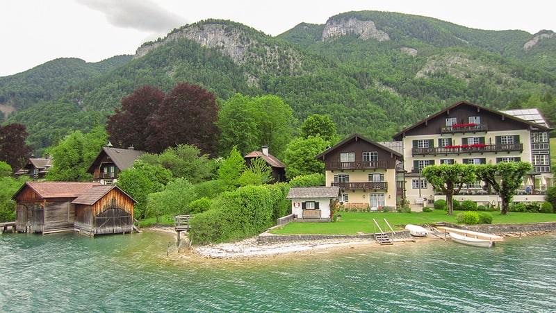 Lakefront homes with mountain view in Wolfgangsee